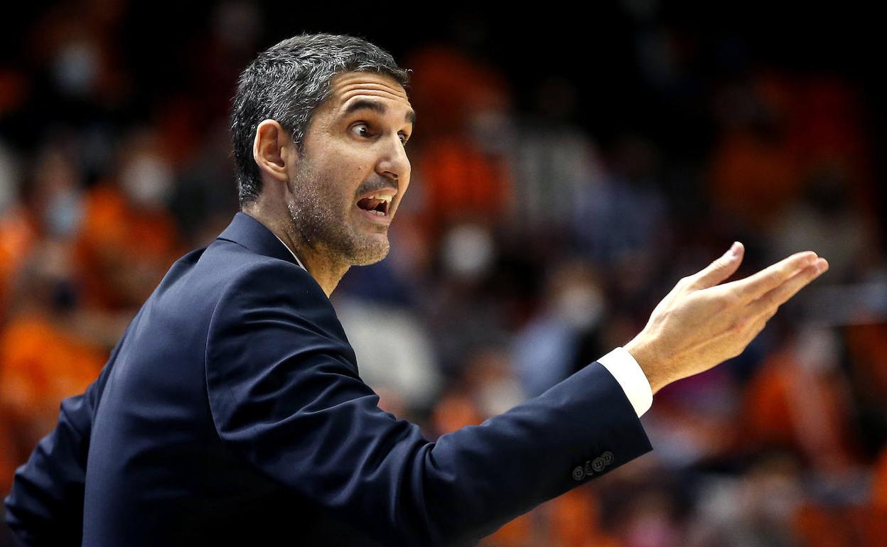 Rubén Burgos, da indicaciones a sus jugadores en el segundo partido de la final en La Fonteta. 