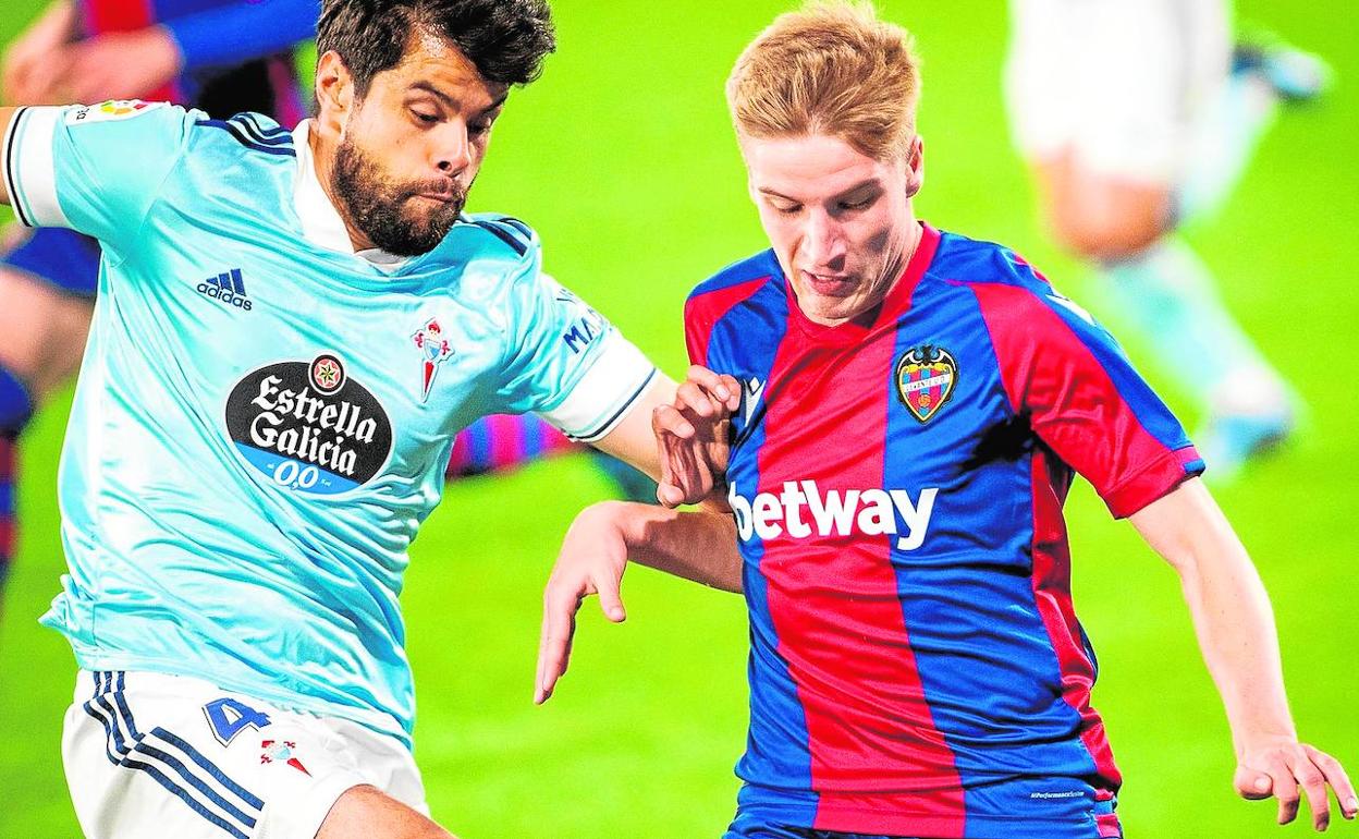 Álex Cantero avanza con el balón durante el partido contra el Celta.