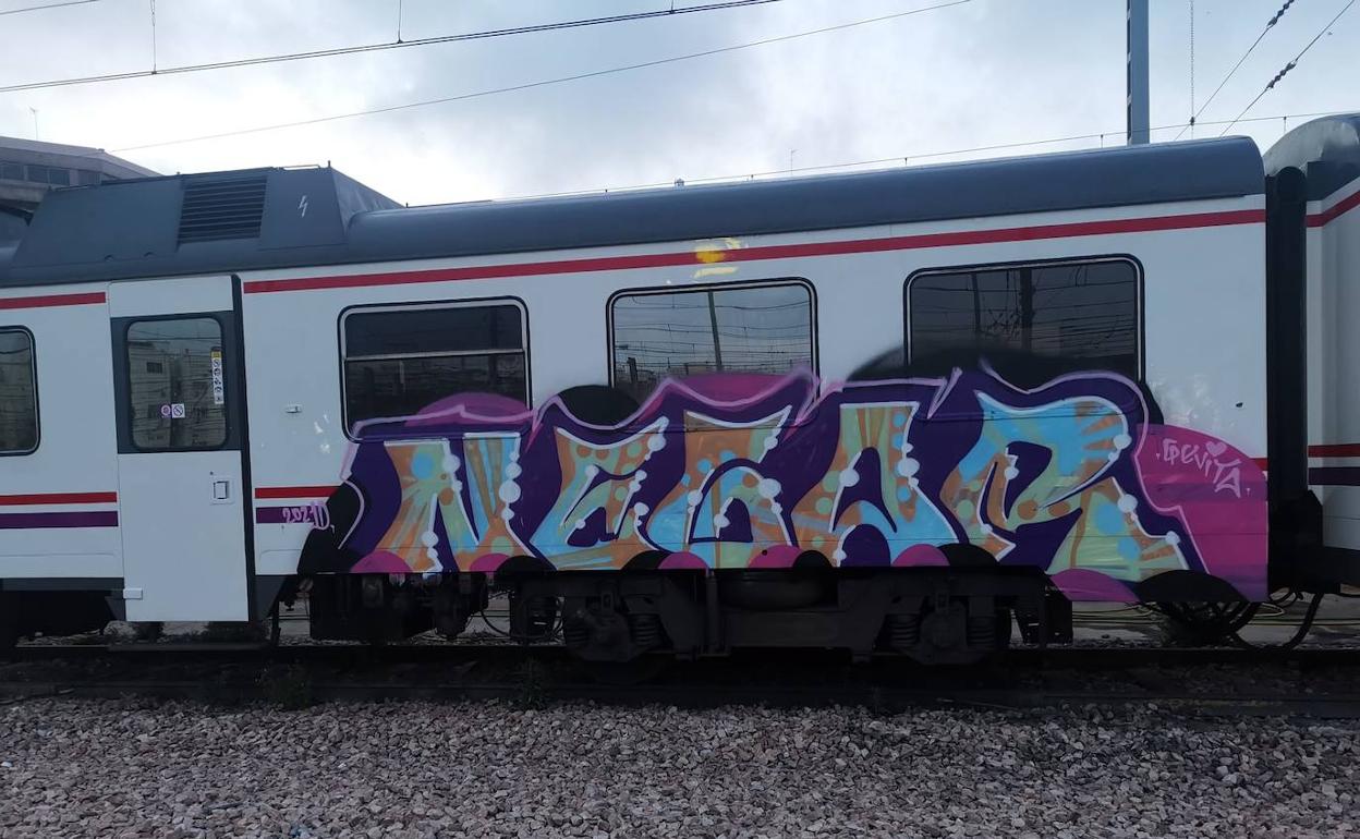 Vagón del tren pintado. 