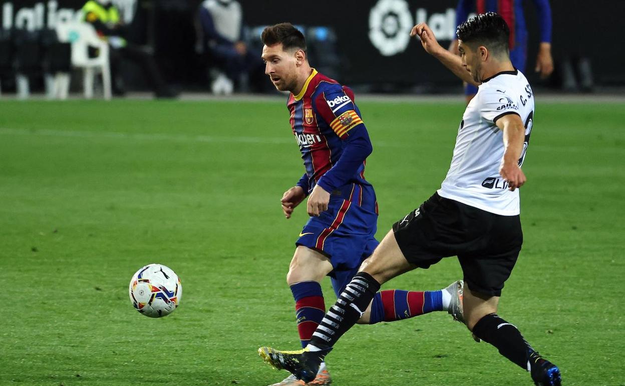 Leo Messi en una jugada ante Carlos Soler