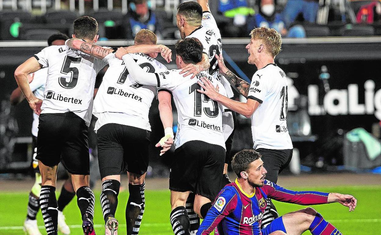 Los jugadores del Valencia, tras el gol de Paulista. 
