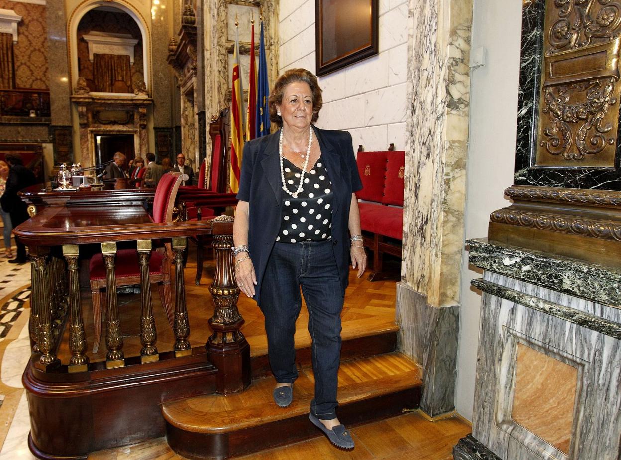 Rita Barberá, en el hemiciclo del Ayuntamiento de Valencia, tres días antes del nombramiento de Joan Ribó como alcalde. Jesús Signes