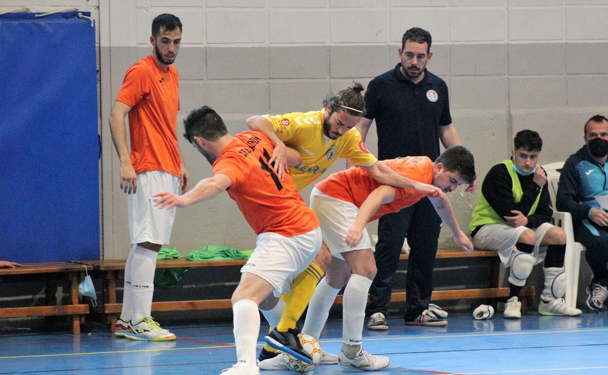 Edu Romany junto a dos jugadores del equipo rival. 