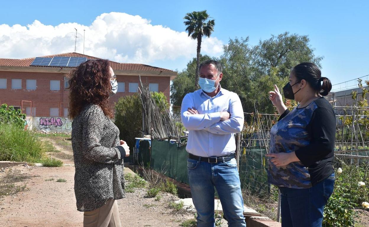 El alcalde, Nicolau Claramunt, con las concejalas, Marisa Gimeno y Sònia Clemente. 