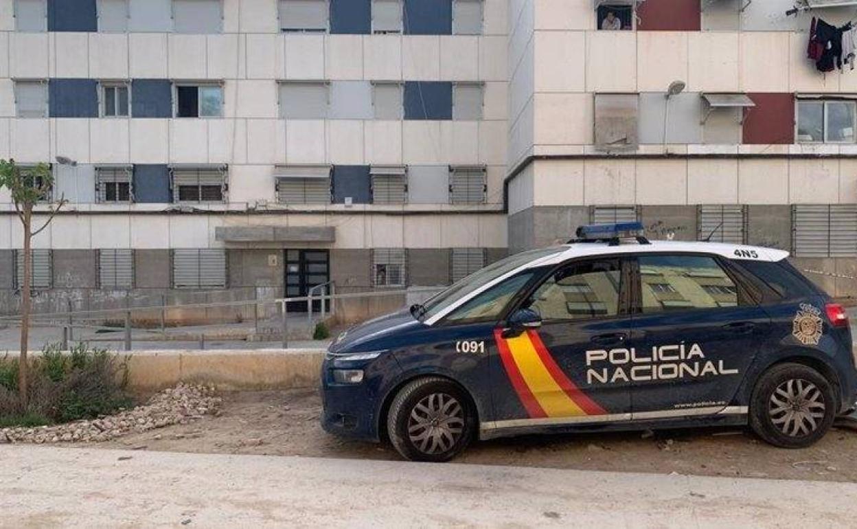 La detenida declaró a los agentes que había pagado 500 euros para que le abrieran la puerta de la casa. 