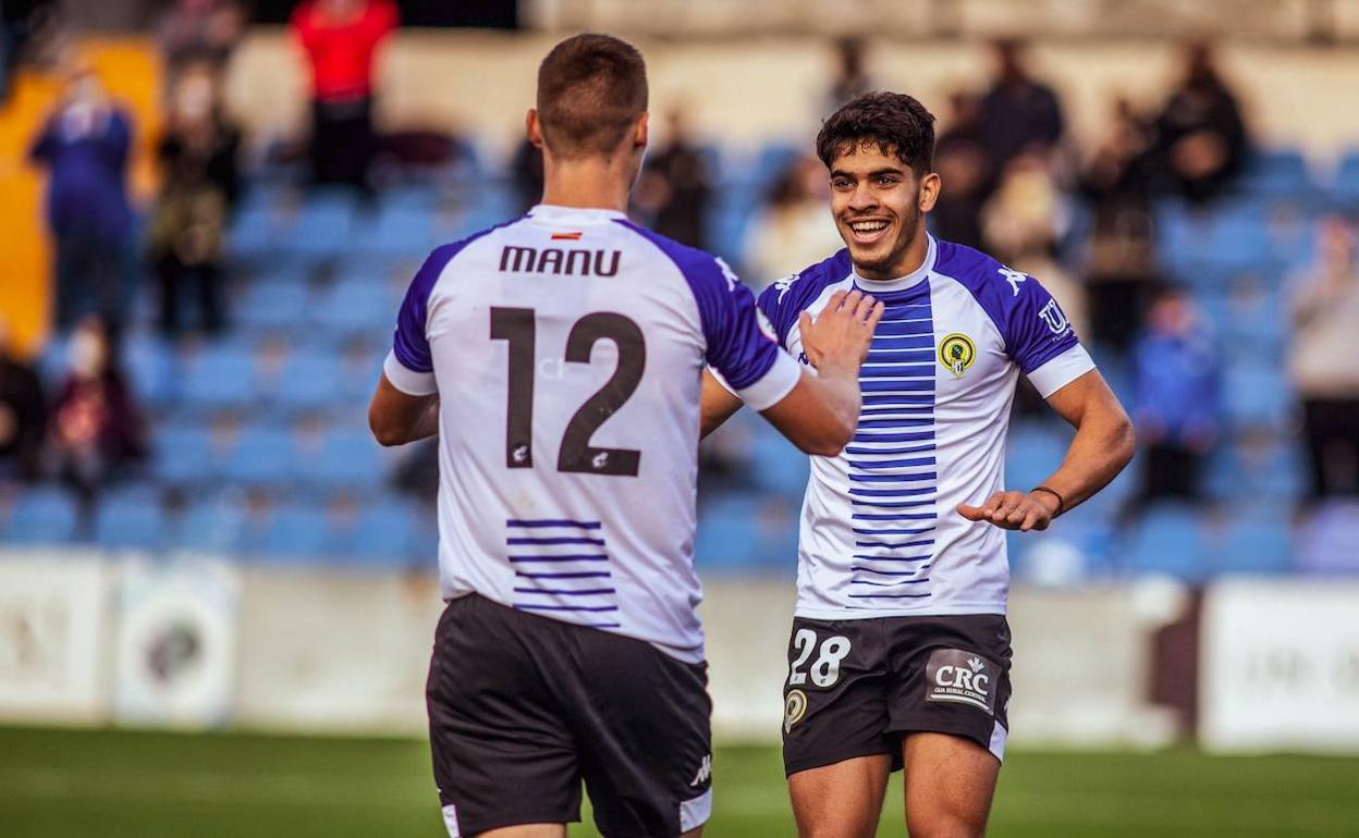 Manu Garrido y Abde celebran un gol en el último partido jugado en el Rico Pérez. 