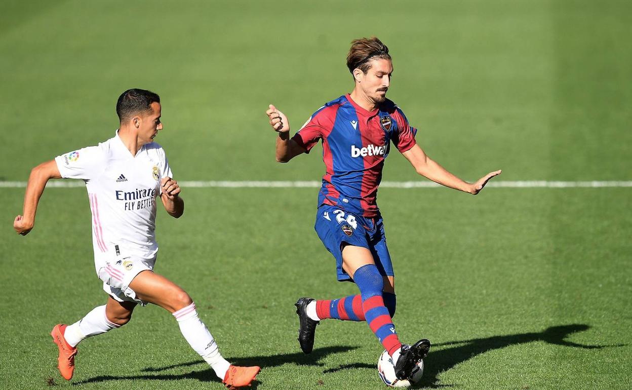 Campaña, perseguido por Lucas Vázquez en el partido contra el Madrid disputado en octubre.