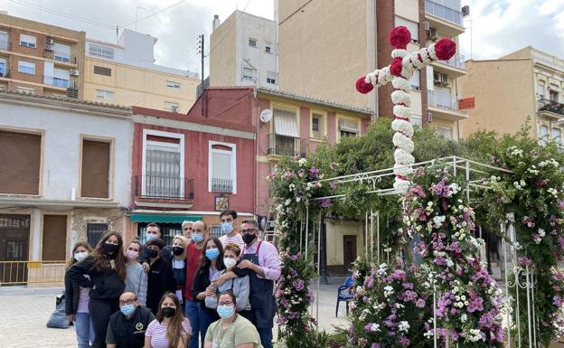 Imagen principal - Segundos clasificados de Plaza de la Cruz-Los Ángeles del Canyamelar, cruz de Exposición y detalle del tapiz de la ganadora, Duque de Gaeta.LP