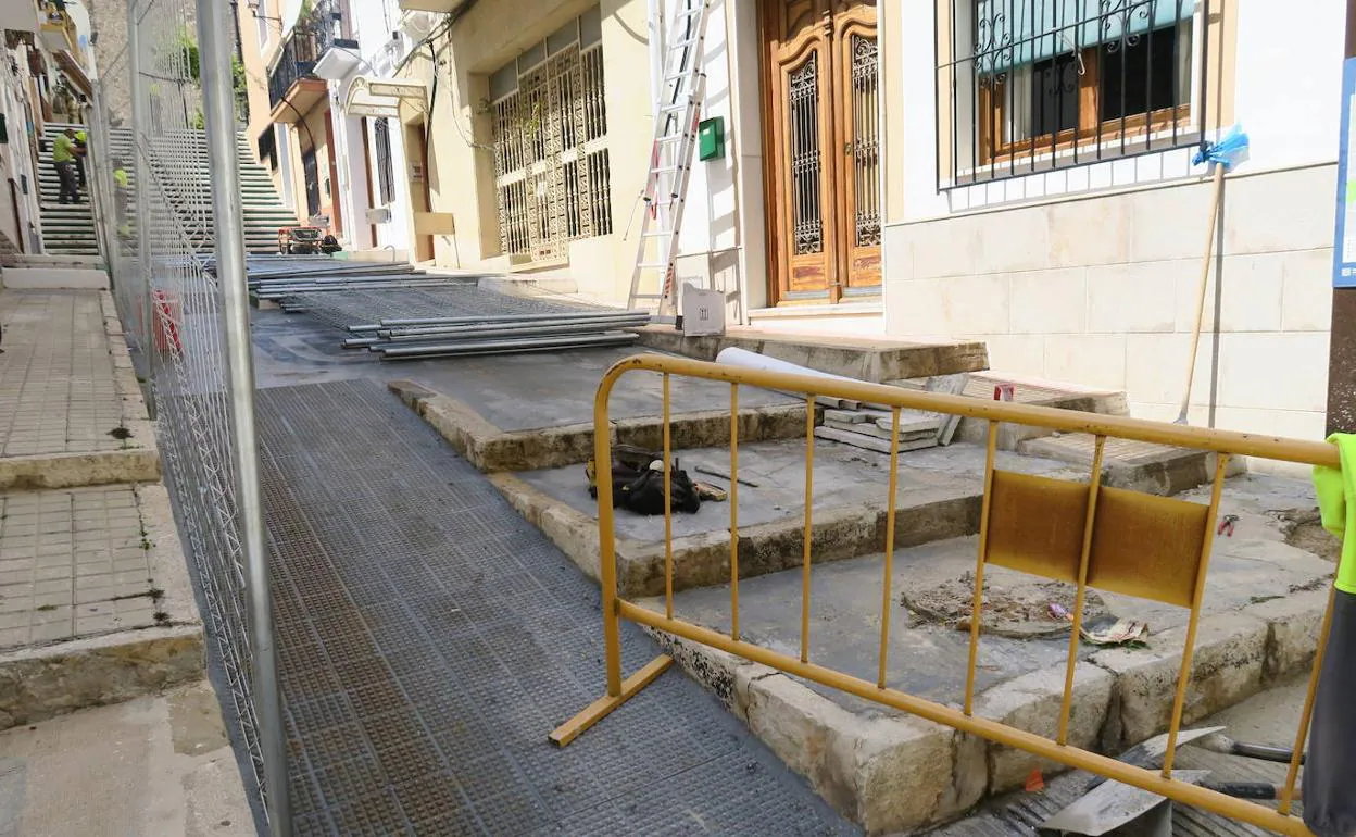 El inicio de las obras en la calle Alcalde Vicente Pastor para instalar una escalera mecánica. 