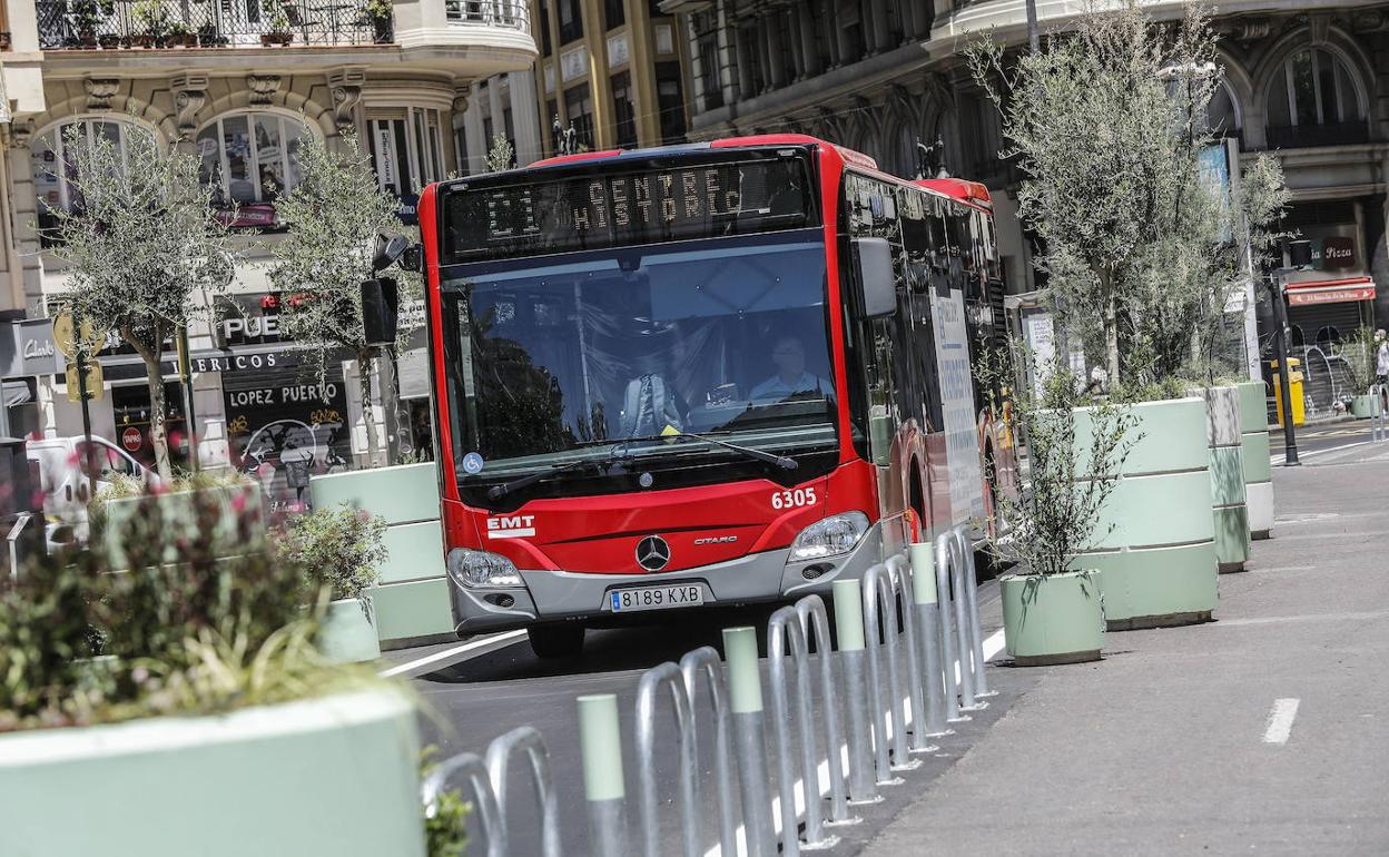 Carril bus que atraviesa la plaza del Ayuntamiento. 