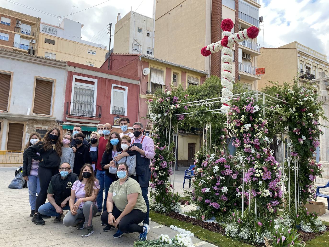 El jurado nombrado por la entidad Lo Rat Penat, organizadora del concurso floral, ha dado a conocer este lunes su veredicto y ha considerado que la falla Duque de Gaeta-Pobla de Farnals son los merecedores del primer premio. La cruz es un homenaje al cineasta valenciano Luis García Berlanga y, de hecho, la propia cruz adopta la forma de la cinta de una película con los típicos clichés de película con los bordes negros. «En este caso hemos empleado 1.850 claveles de color blanco para hacer la cinta, que parece que esté en movimiento», indica Marcos Soriano, presidente de esta falla. En imagen, la cruz de la falla plaza De la Cruz-Los Ángeles del canyamelar, segunda ganadora.