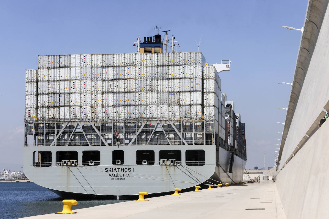 El brote de Covid en los dos barcos aislados en el Puerto de Valencia suma ya 13 contagios. Los buques El Skiathos I y El Maersk UTAH permanecen en cuarentena en aguas valencianas