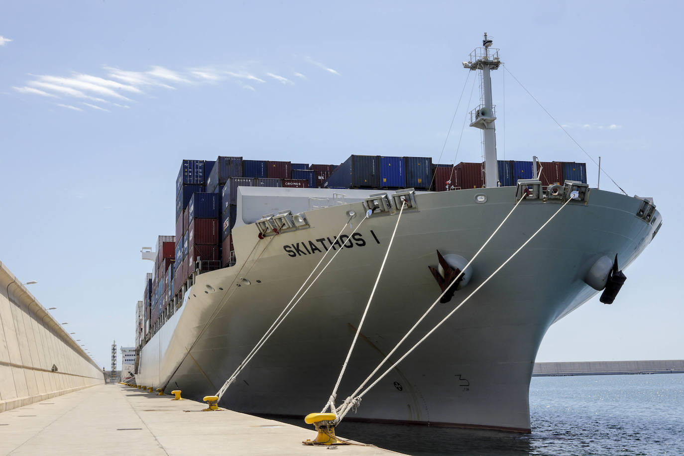 El brote de Covid en los dos barcos aislados en el Puerto de Valencia suma ya 13 contagios. Los buques El Skiathos I y El Maersk UTAH permanecen en cuarentena en aguas valencianas