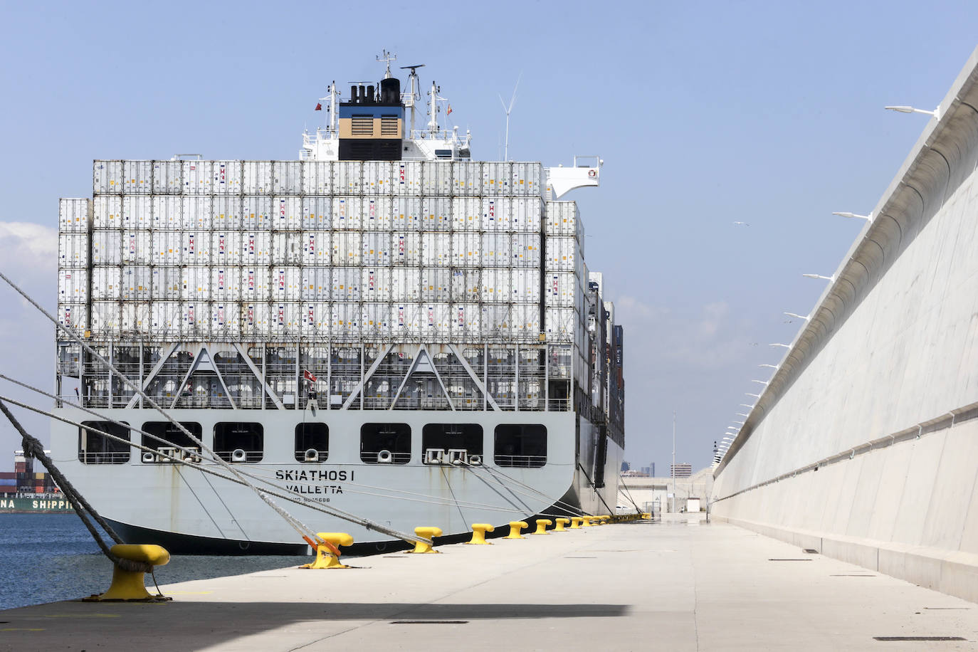 El brote de Covid en los dos barcos aislados en el Puerto de Valencia suma ya 13 contagios. Los buques El Skiathos I y El Maersk UTAH permanecen en cuarentena en aguas valencianas