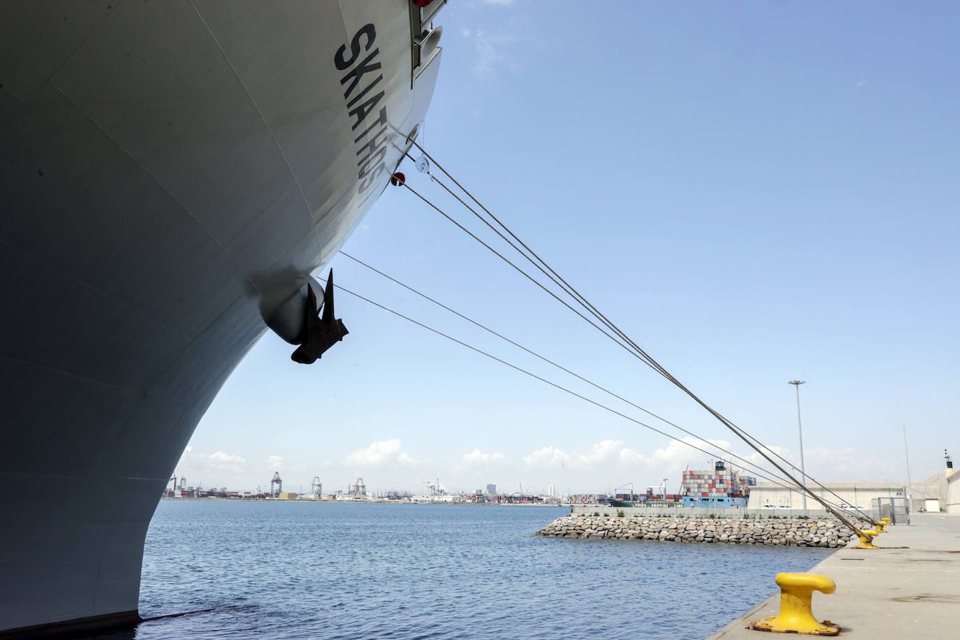 El brote de Covid en los dos barcos aislados en el Puerto de Valencia suma ya 13 contagios. Los buques El Skiathos I y El Maersk UTAH permanecen en cuarentena en aguas valencianas