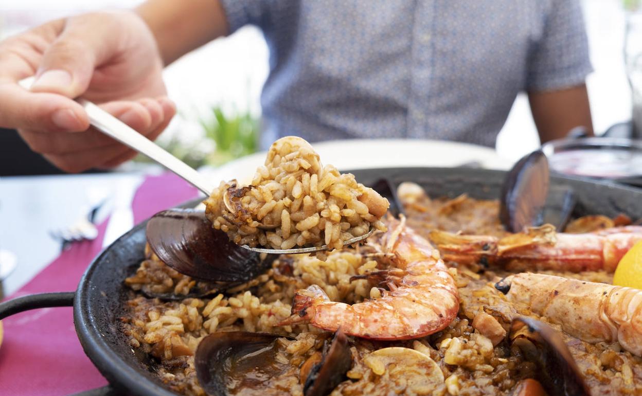 Compartir una paella es tradición, arte y cultura. 