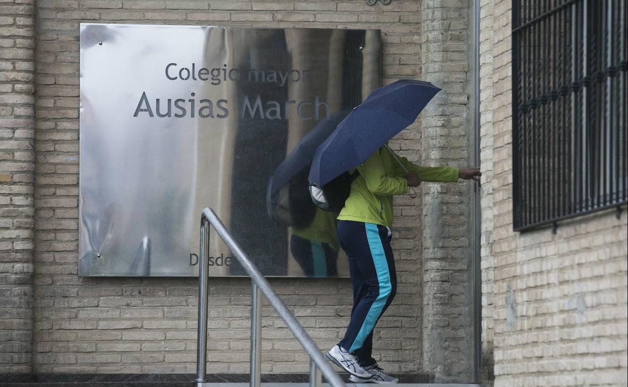 Una persona accede al colegio mayor Ausias March de Valencia.