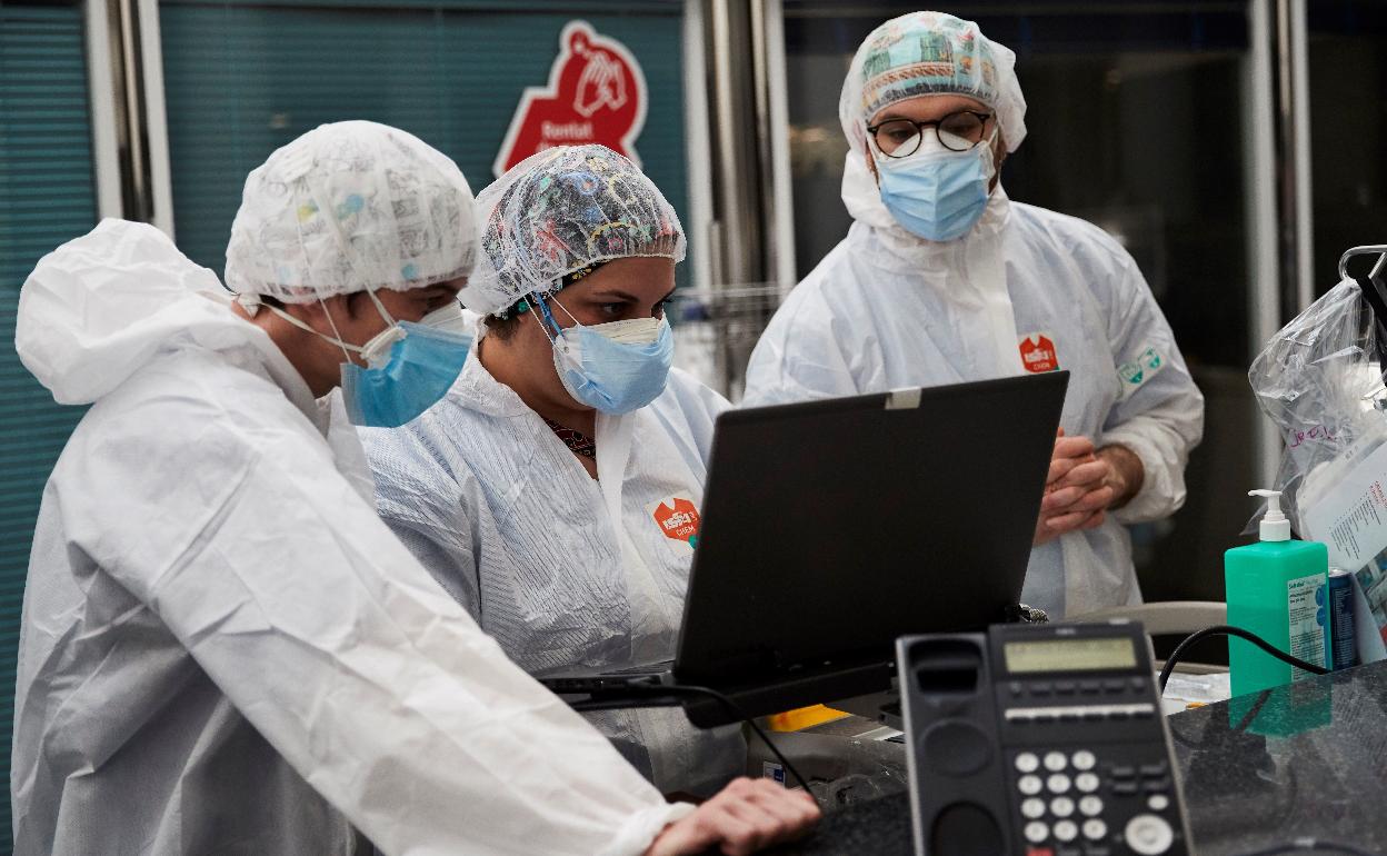 Profesionales sanitarios realizan su trabajo con enfermos de la Covid en la UCI del hospital del Mar de Barcelona. 