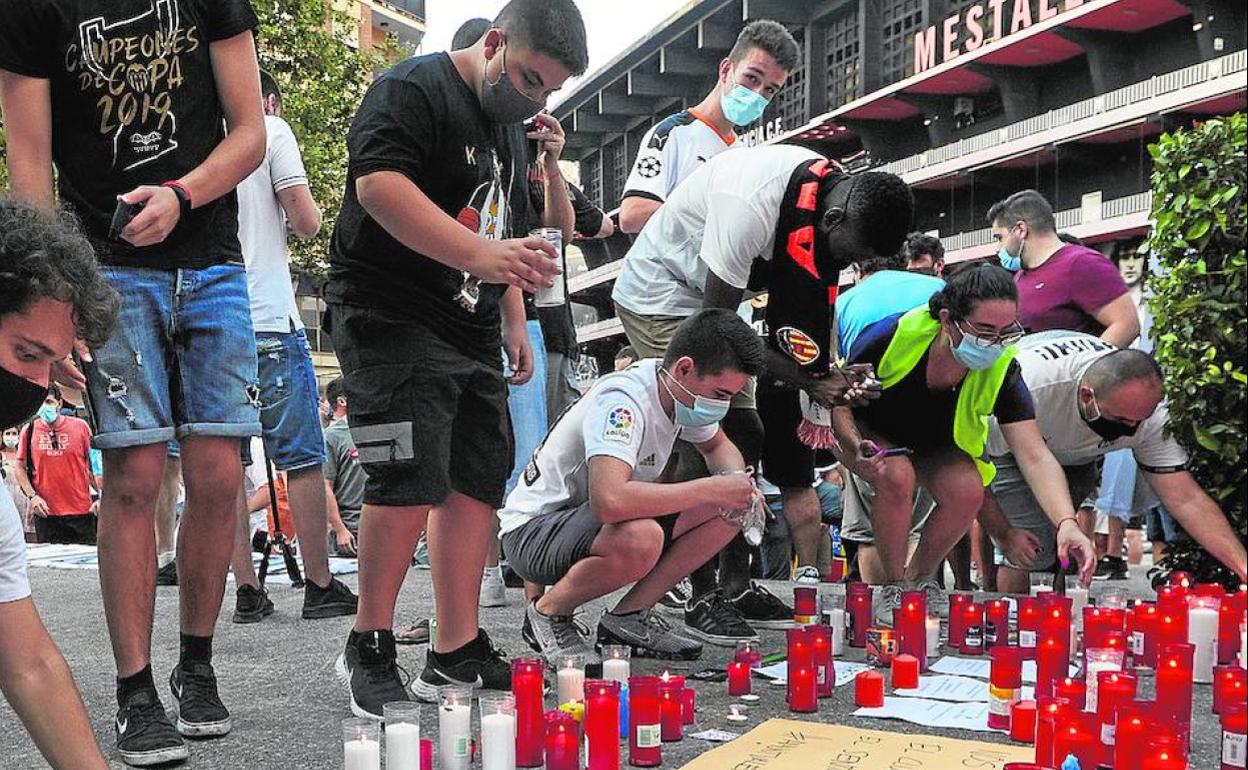 Aficionados, en la multitudinaria protesta del pasado verano en la Plaza del Valencia C.F. 