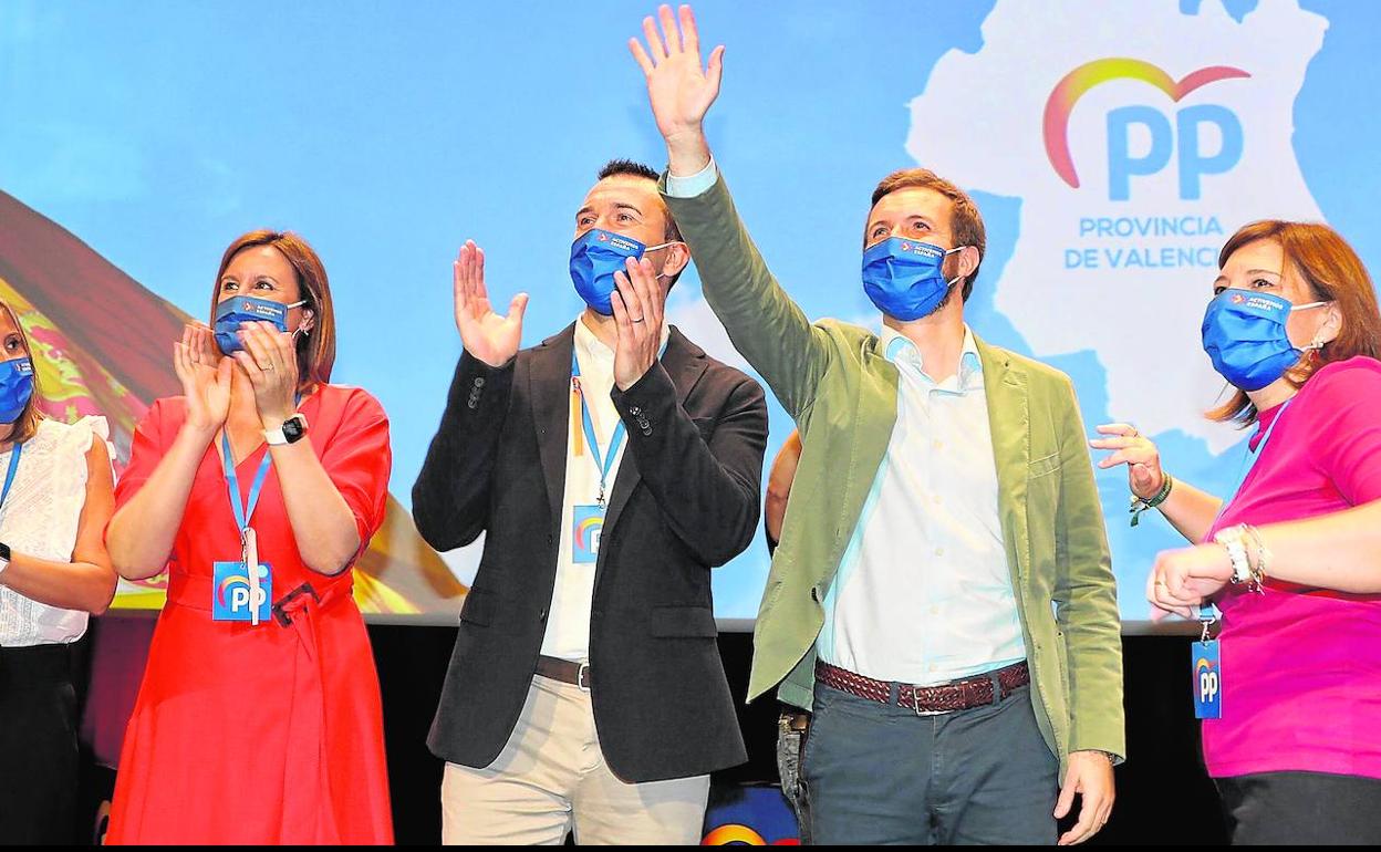 Pablo Casado, junto a Vicente Mompó, María José Catalá e Isabel Bonig, saluda en el congreso provincial de Valencia.