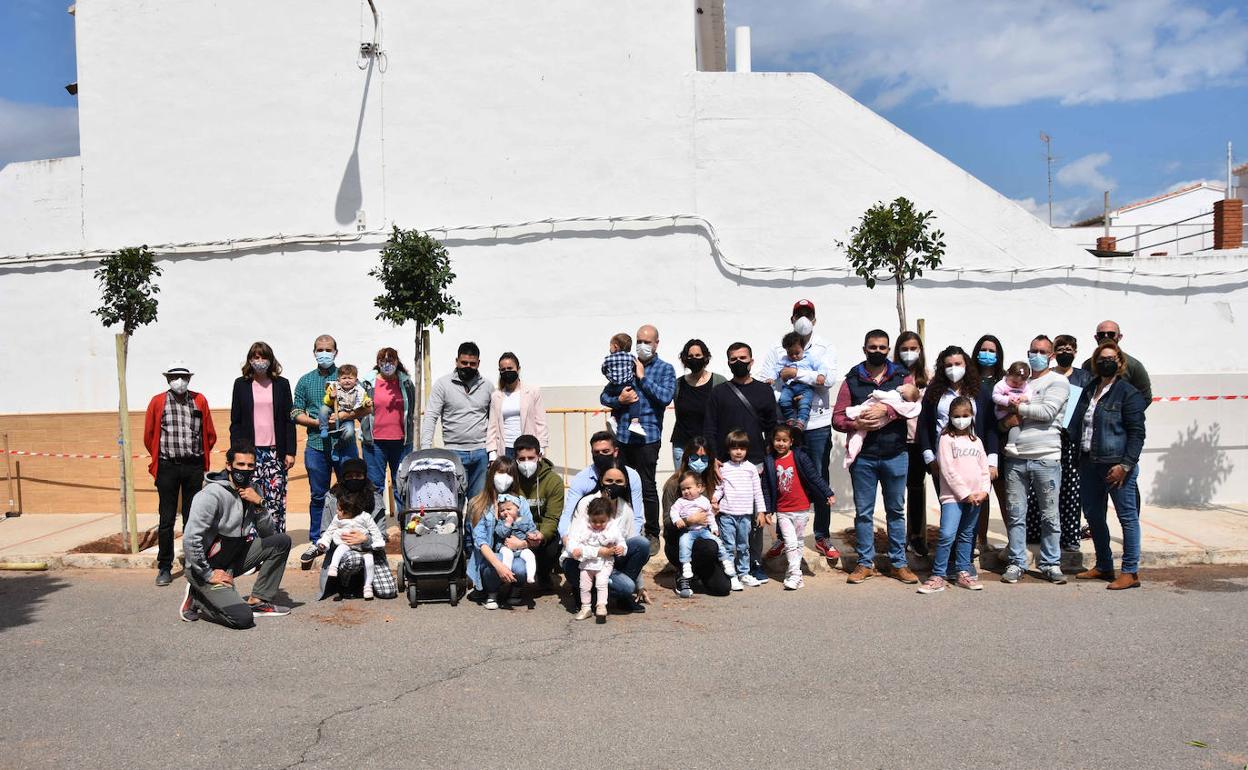 Los niños nacidos en 2020, con sus familias. 