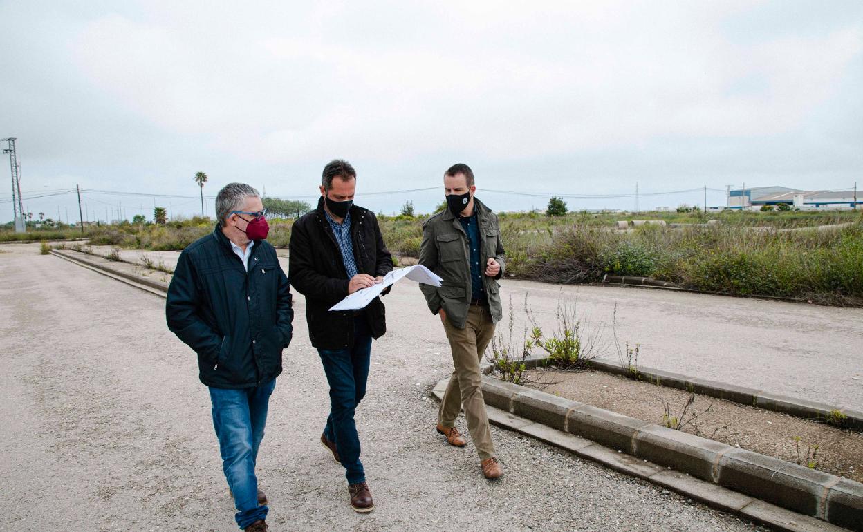 El edil Pep Alandete y técnicos del Ayuntamiento de Gandia en Sanxo Llop. 