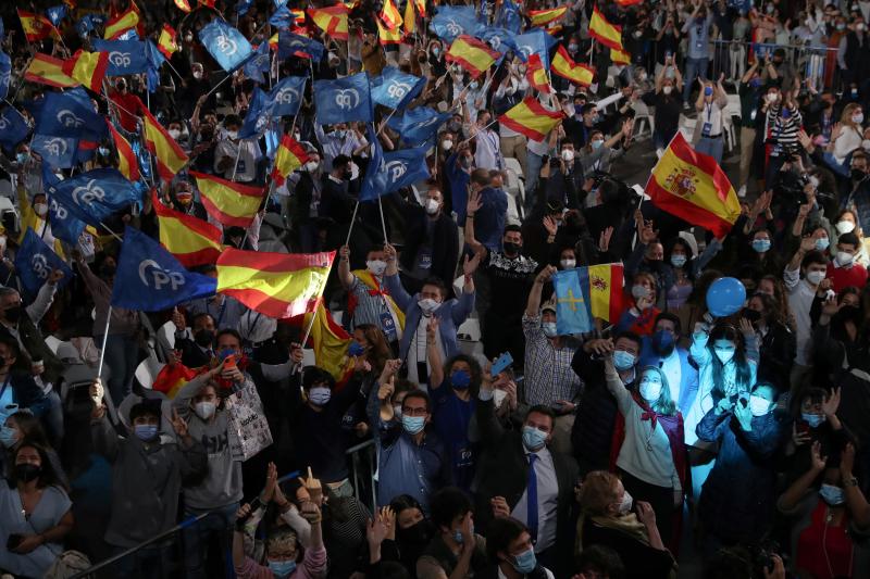 Ambiente de celebración en la sede de Génova.