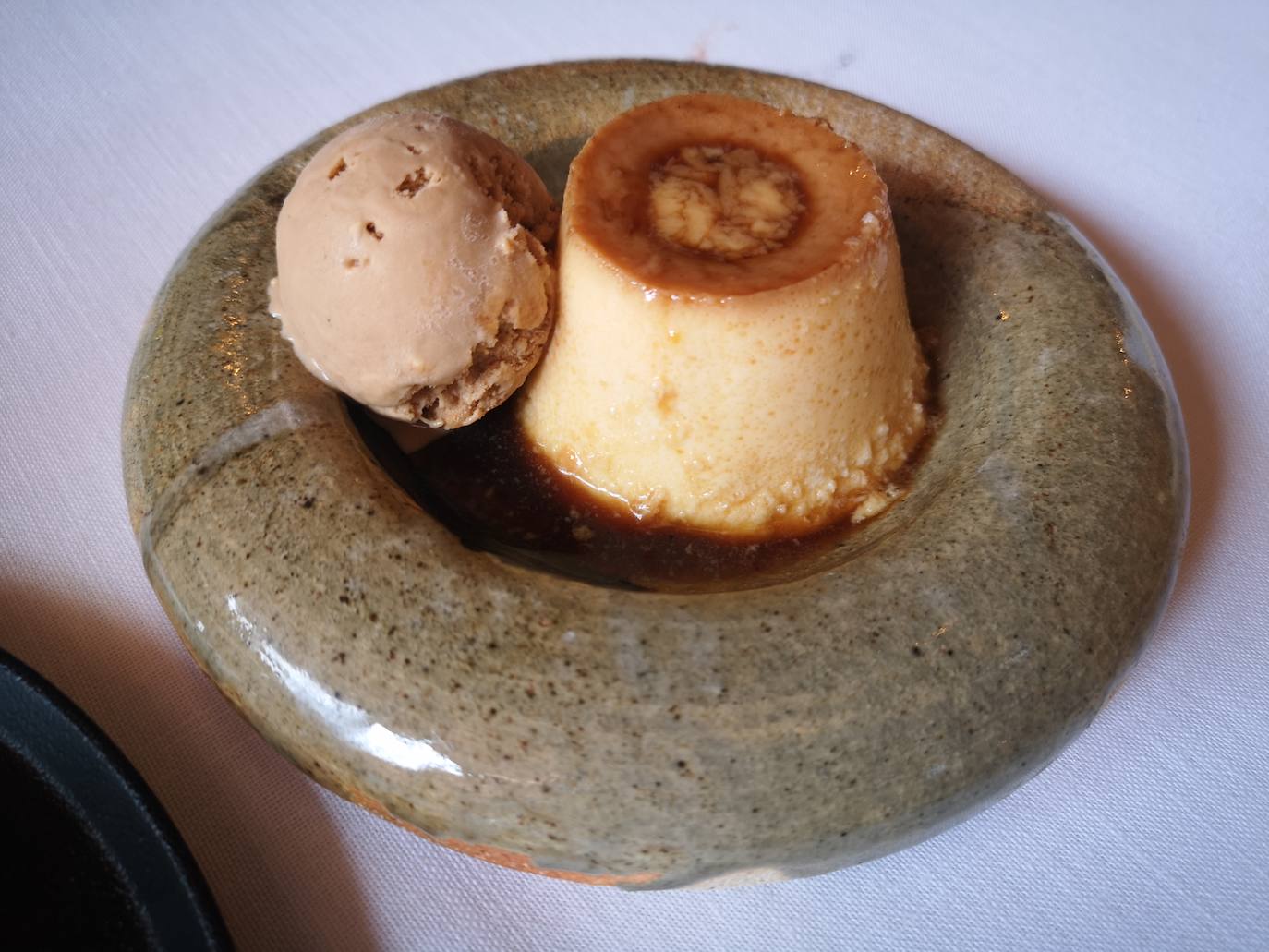 Flan y helado. Lujazo para terminar una comida espléndida en un entorno único.