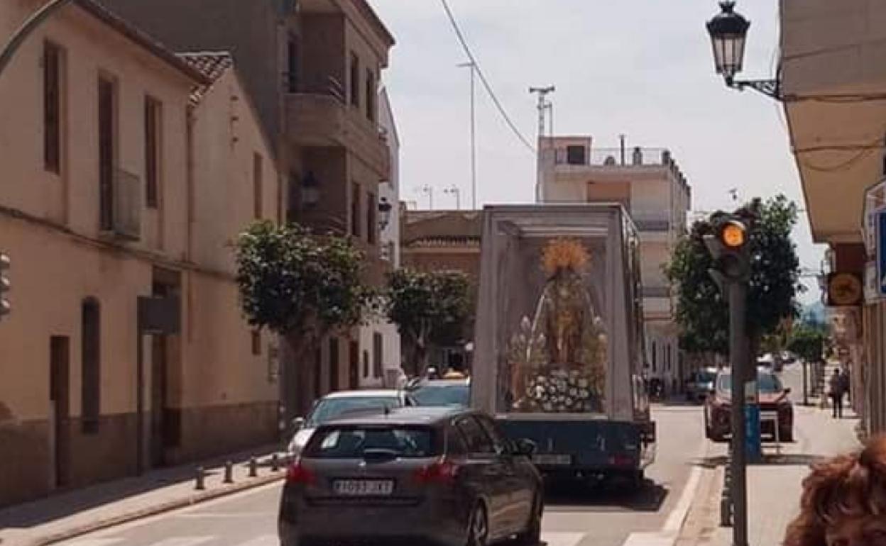 El 'maremóvil' por las calles de Real. 