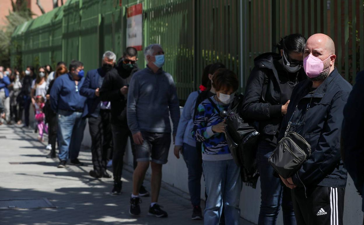 Colas para votar en la elecciones madrileñas