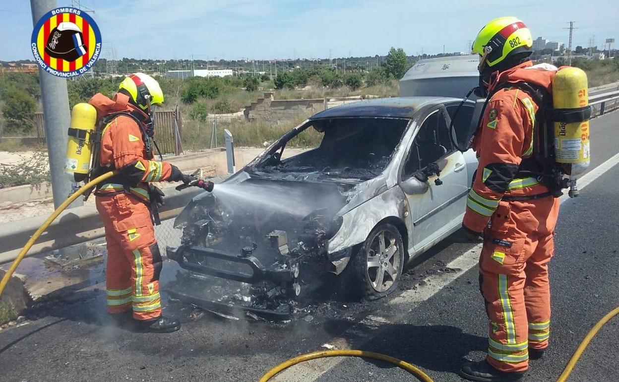 Los bomberos extinguen el fuego