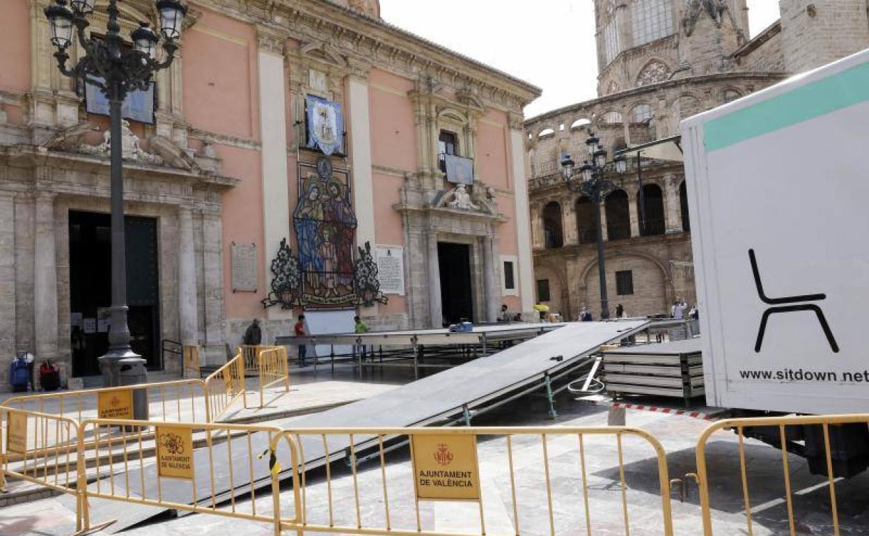 Montaje de los escenarios para la fiesta dela Mare de Déu, en la plaza de la Virgen. 