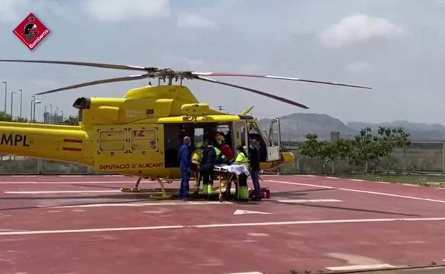 Los bomberos durante el rescate.