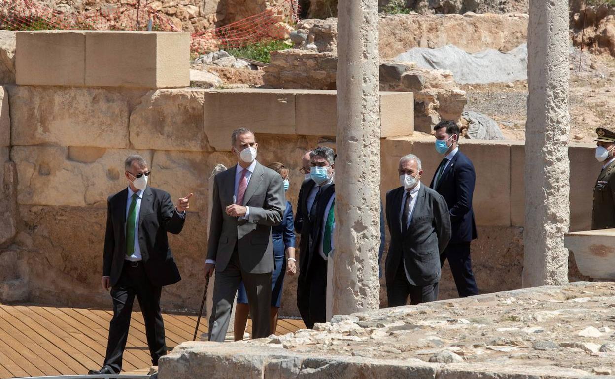 El Rey, este miércoles durante su visita al parque arqueológico de Cartagena.