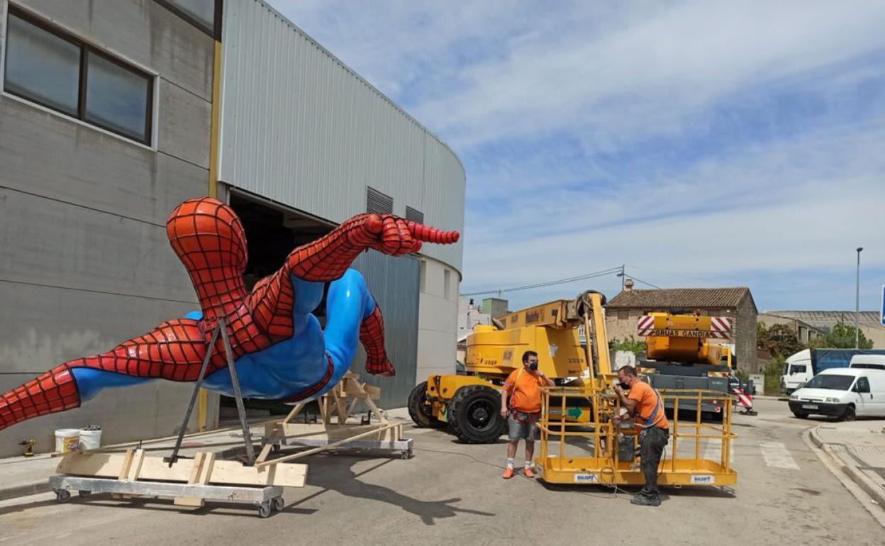 El Spiderman antes de colocarlo en el techo de la nave. 