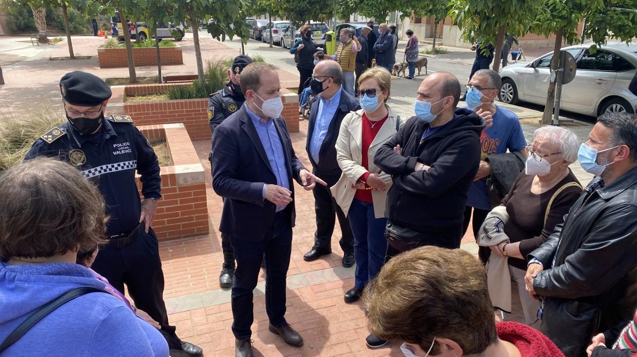 Cano, junto a Herrera, atiende ayer a los vecinos de Orriols en la plaza de la Ermita. lp