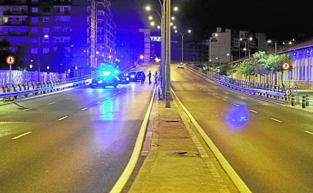 Control policial en el puente de Giorgeta de Valencia por el toque de queda.