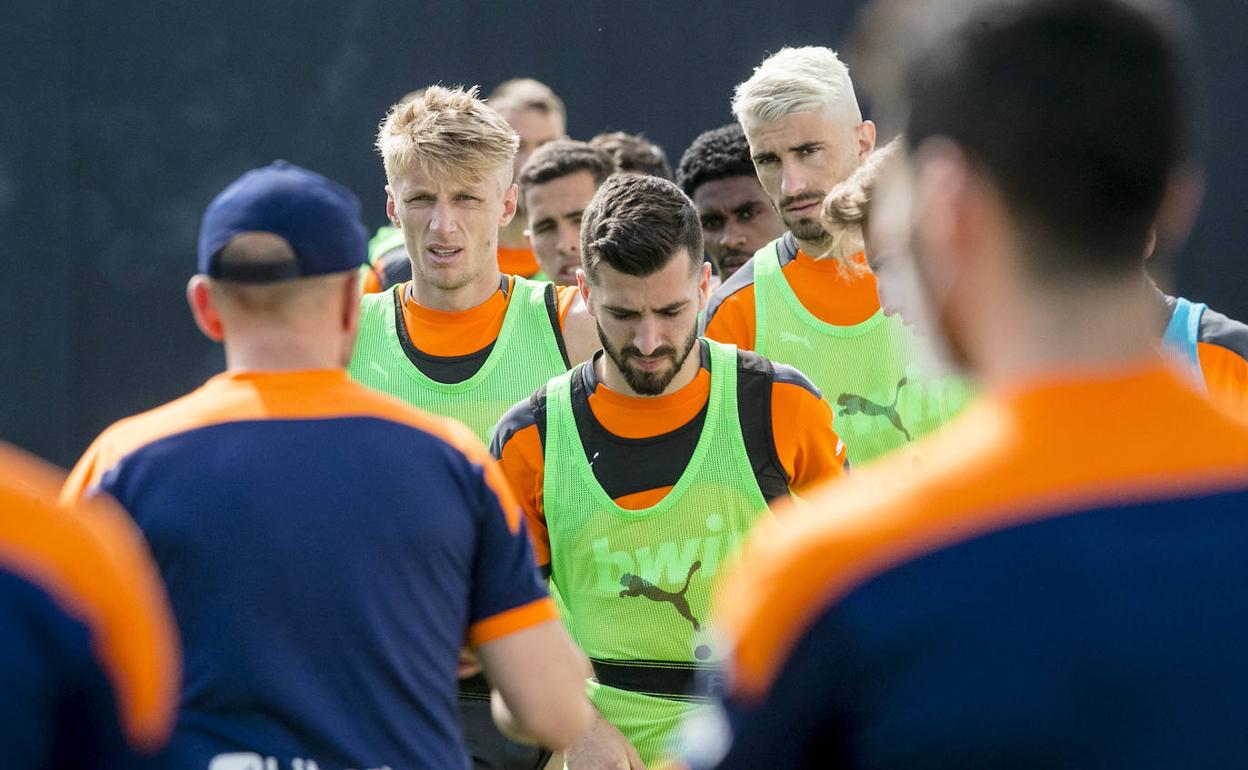 Gayà, durante un entrenamiento del Valencia CF