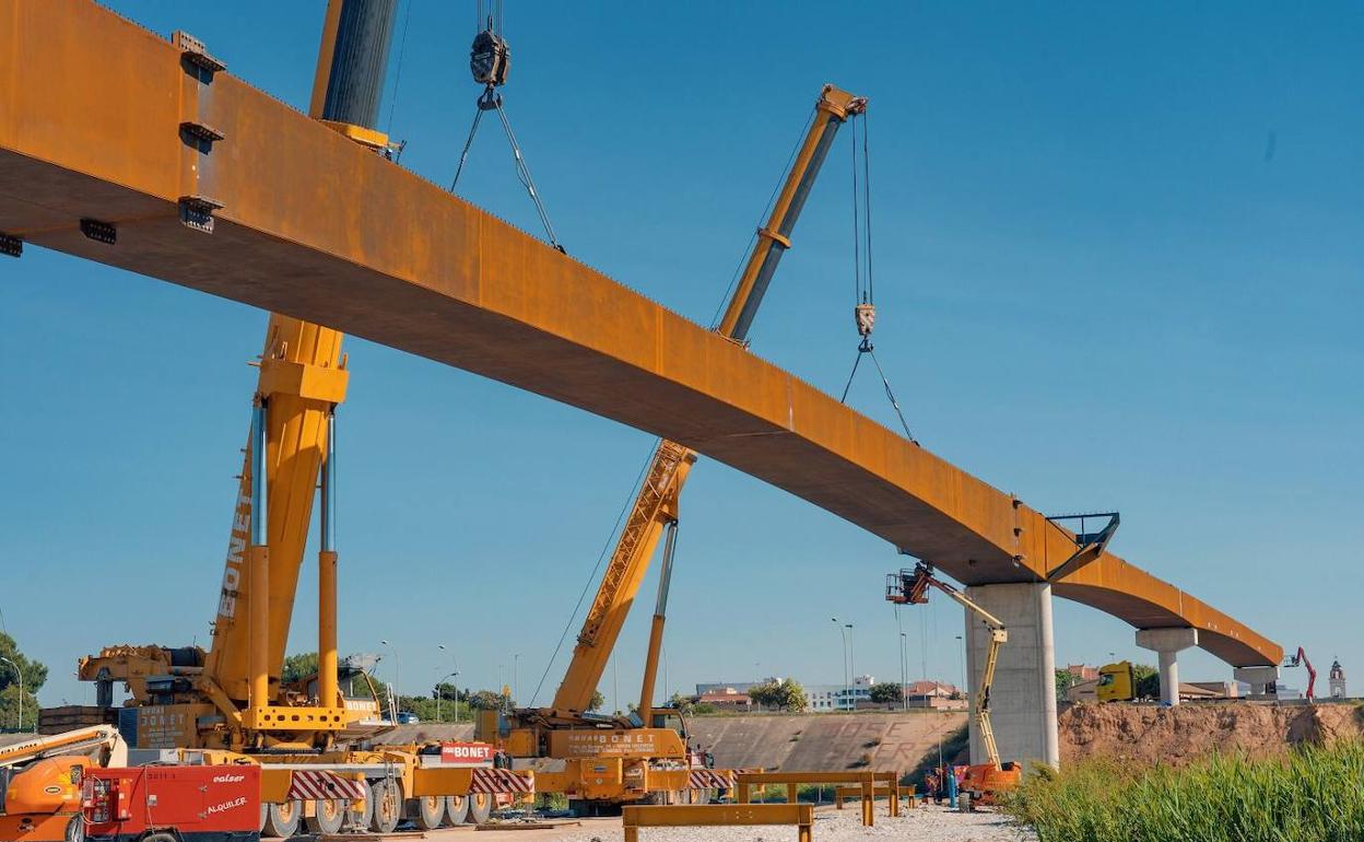 La estructura que se ha instalado de una parte a otra del cauce. 