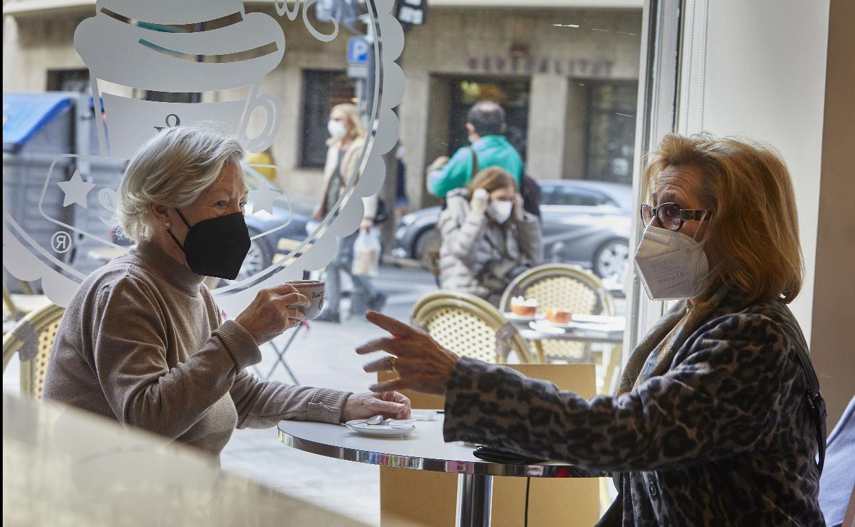 Dos mujeres en una local de hostelería de Valencia. 