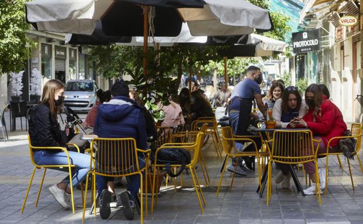 Reuniones en un bar. 