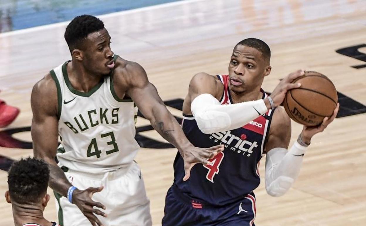 Russell Westbrook controla el balón durante el partido. 