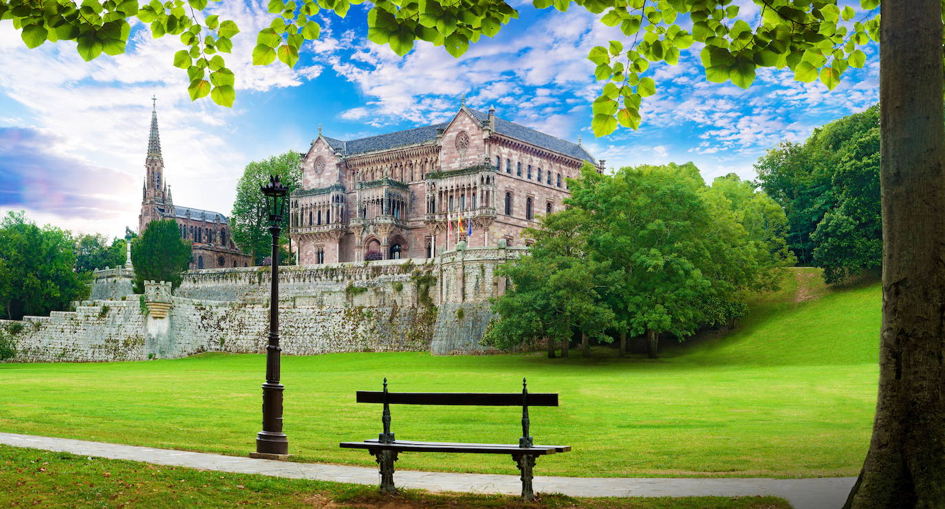 1.- Comillas (Cantabria) | 5660 Búsquedas/mes. Asentada sobre suaves colinas verdes y a orillas del mar Cantábrico se encuentra Comillas. Este pueblo, declarado Conjunto Histórico Artístico, destaca tanto por su increíble belleza arquitectónica como paisajística, pero también por su pasado lleno de increíbles acontecimientos que hacen de este un pueblo único y especial. Lo que no te puedes perder, según Holidú: El Capricho de Gaudí, el Palacio de Soberallano y el casco antiguo.