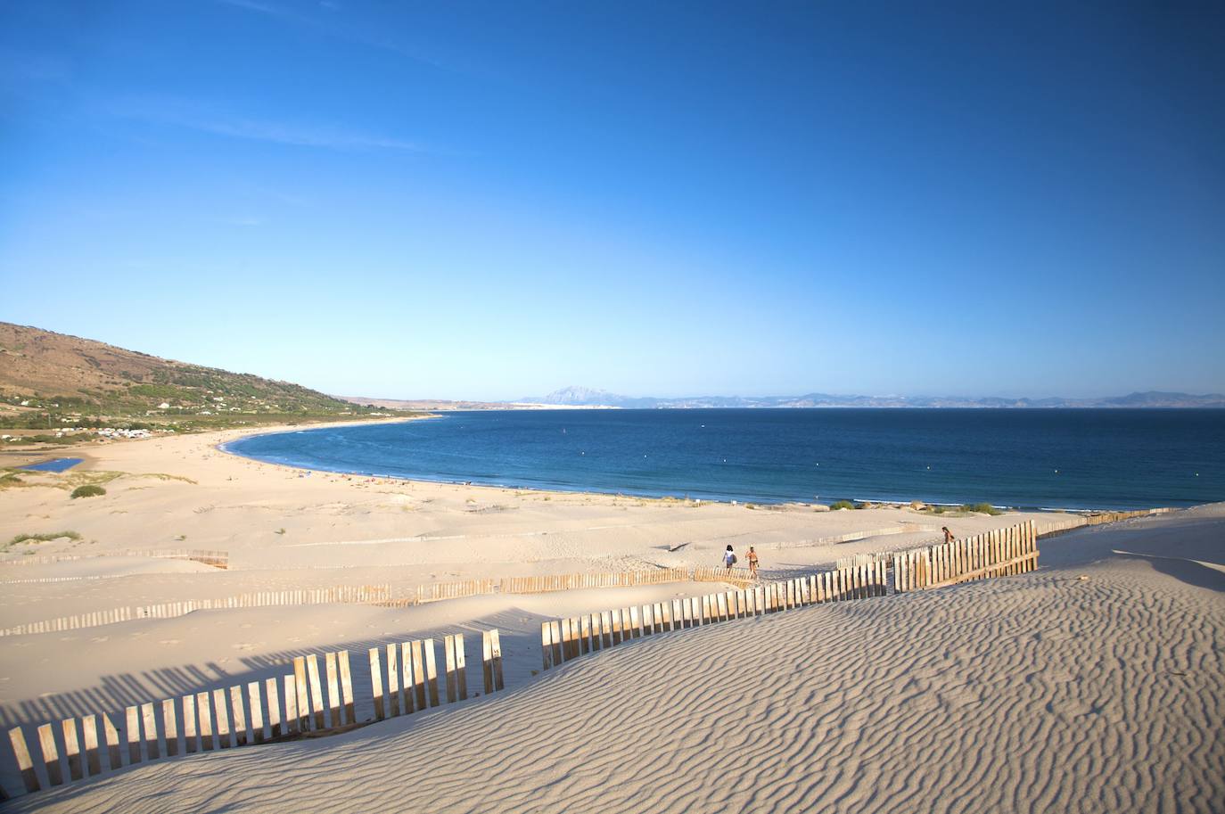 10.- Tarifa (Cádiz, Andalucía) | 3280 Búsquedas/mes. Tarifa, el sitio donde Europa y África se miran cara a cara y son separadas por escasos 14 kilómetros. Municipio que con su posición privilegiada permite a todos sus visitantes disfrutar de innumerables atractivos; desde una naturaleza exuberante, a una cultura e historia apasionantes, hasta actividades deportivas para todos los gustos. Lo que no te pueder perder, según Holidú: Avistar ballenas y delfines, descubrir la playa de Bolonia y hacer excursiones por el parque natural del Estrecho.