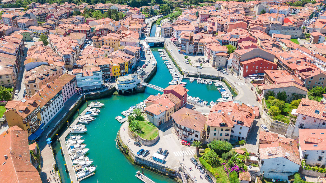 2.- Llanes (Asturias) | 5120 Búsquedas/mes. Para descubrir la segunda posición del ranking hay que trasladarse a Asturias, a una población cuyos orígenes se remontan al siglo XII y que ha llegado hasta nuestros días siendo una de las villas pesqueras más bonitas del principado. Gracias a ser uno de los cascos históricos mejor conservados de Asturias, este fue declarado Conjunto Histórico-Artístico. Sus callejuelas invitan a perderse en esta joya del norte, para así descubrir algunos de sus monumentos más representativos. Lo que no te puedes perder, según Holidú: La playa del Sablón, el conjunto histórico de la villa de Llanes y los atardeceres en los Cubos de la Memoria. 