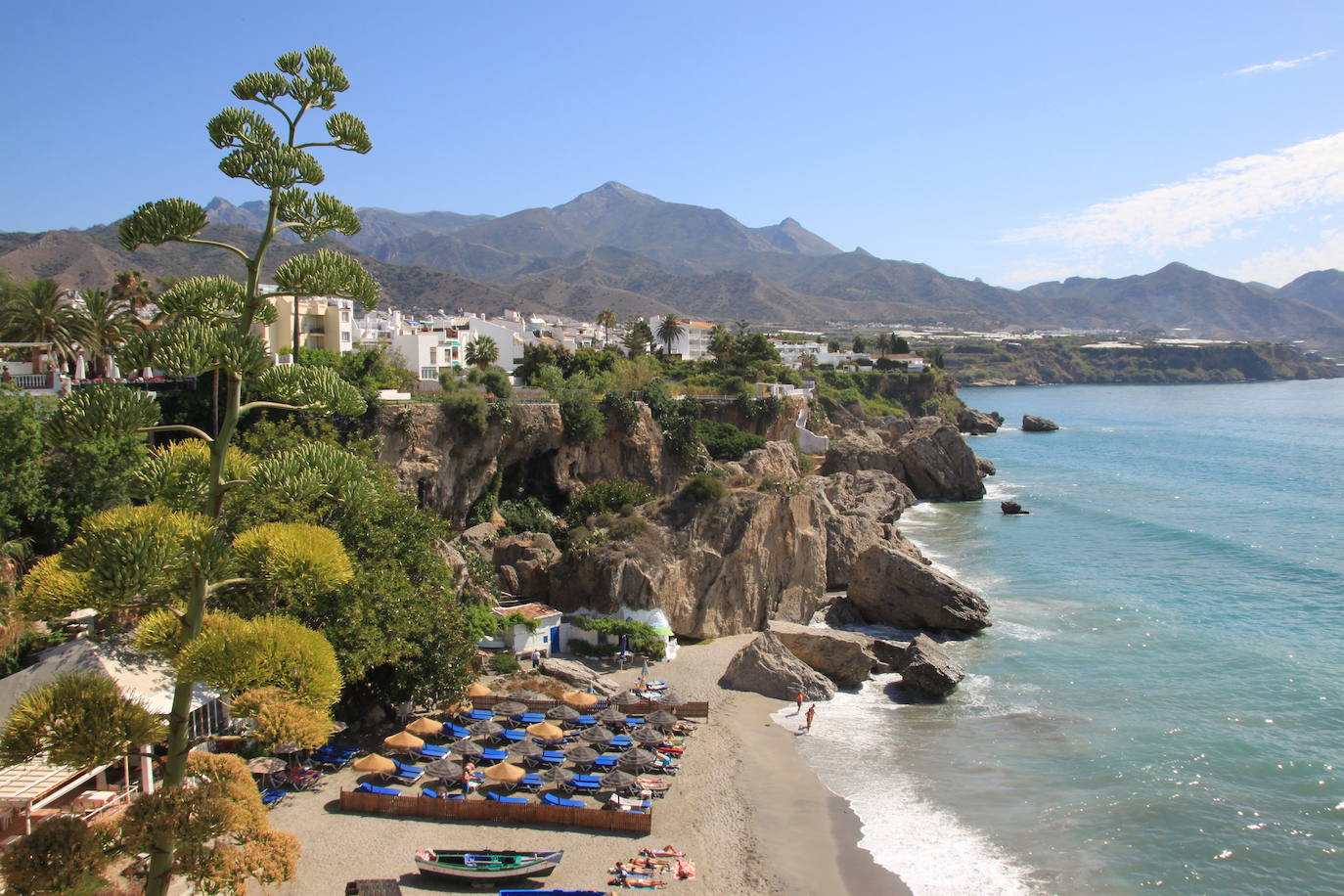 8.- Frigiliana (Málaga, Andalucía) | 3810 Búsquedas/mes. A los pies de la Sierra de Almijara, rodeada de colinas verdes y con el Mediterráneo en el horizonte, se descubre Frigiliana. El típico pueblo andaluz que cualquiera podría tener en mente, con estrechas callejuelas, casas encaladas decoradas con bonitas flores de colores y el rumor de fondo del agua de las fuentes. Son muchos los atractivos que traen cientos de visitantes cada año a este pueblo malagueño, hasta el punto de haber sido galardonado en varias ocasiones como el pueblo más bonito de Andalucía. Lo que no te puedes perder, según Holidú: la Casa del Apero y el casco histórico.