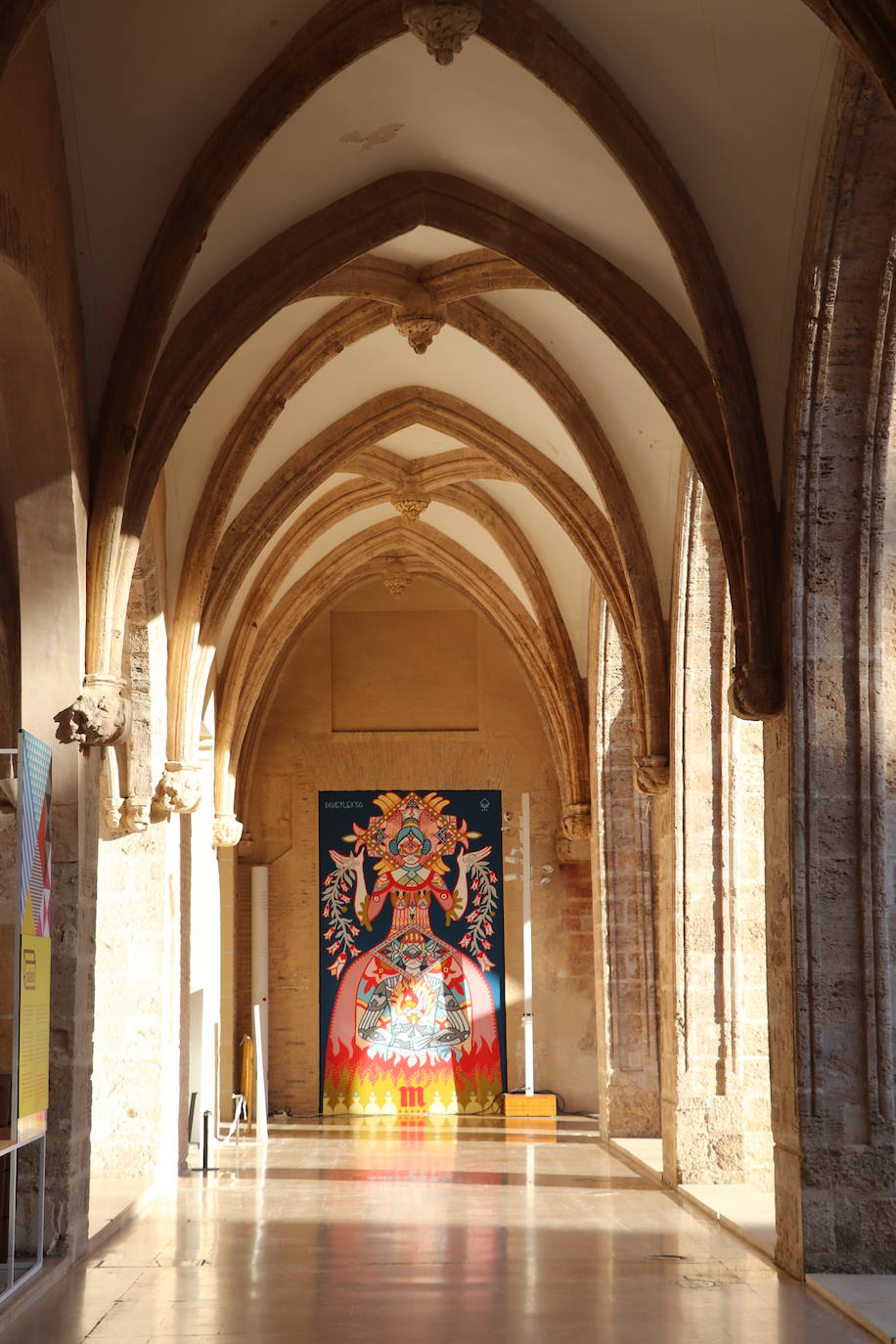 El Centre del Carme promociona el arte contemporáneo desde un enclave patrimonial, en pleno centro del barrio de El Carmen. Un gran edificio con valor histórico en el que se realizan exposiciones, eventos e intervenciones artísticas, planteado, según cuenta su actual director José Luis Pérez Pons, como un elemento más en la zona para el disfrute diario de sus vecinos. «La regeneración del barrio es evidente, hemos contribuido a atraer a otros públicos», asegura.