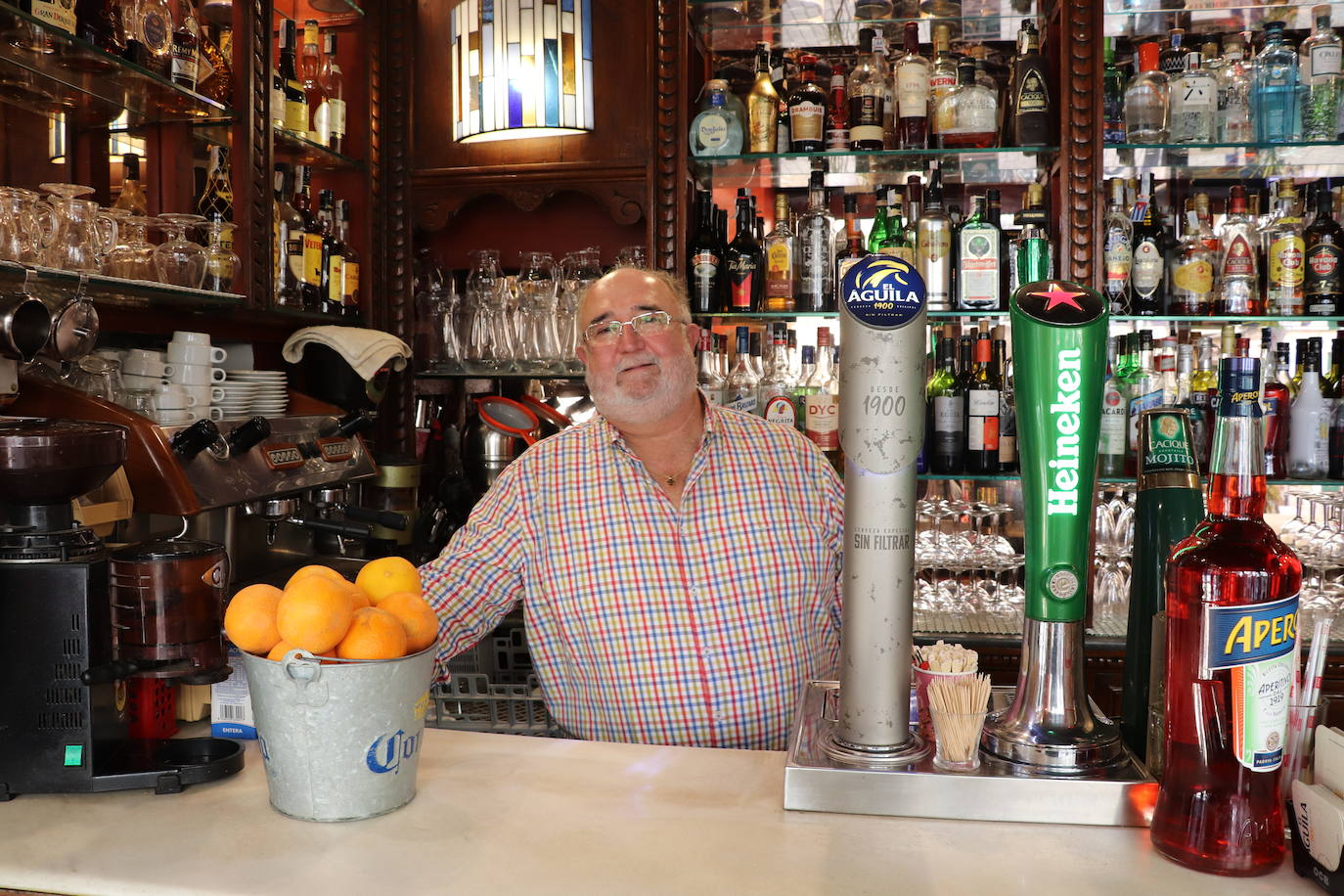 Vicente Mas es propietario del Bar Sant Jaume desde 1984. Esta antigua farmacia del siglo XX es ahora uno de los locales más emblematicos de El Carmen, en la plaza con su mismo nombre. Las barras y puertas interiores siguen siendo las de la antigua botica y su encanto uno de los más conocidos y buscados del barrio. «Yo tengo que cerrar antes mientras aquí en la plaza se ponen a hacer botellón», lamenta.