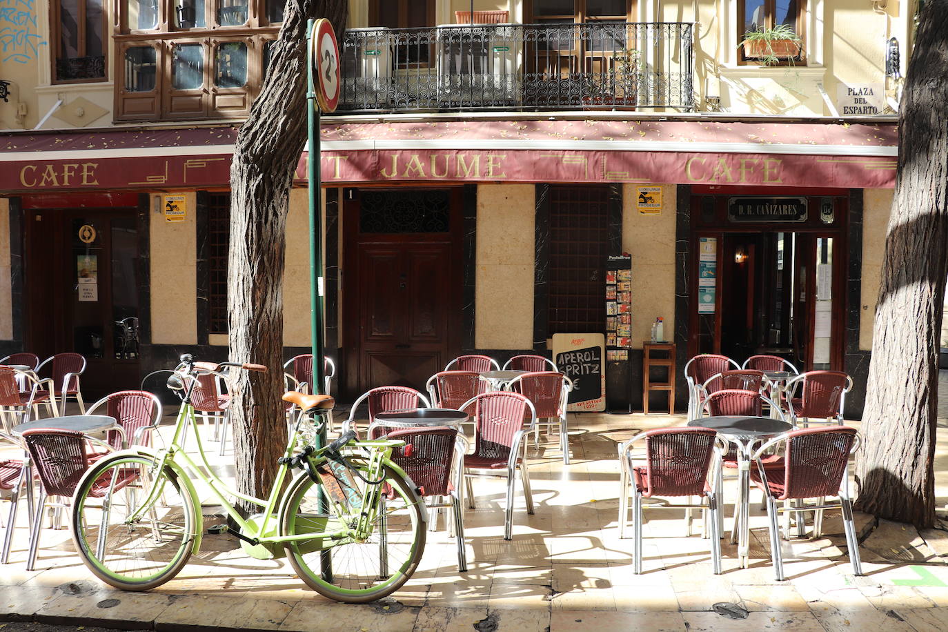 Vicente Mas es propietario del Bar Sant Jaume desde 1984. Esta antigua farmacia del siglo XX es ahora uno de los locales más emblematicos de El Carmen, en la plaza con su mismo nombre. Las barras y puertas interiores siguen siendo las de la antigua botica y su encanto uno de los más conocidos y buscados del barrio. «Yo tengo que cerrar antes mientras aquí en la plaza se ponen a hacer botellón», lamenta.