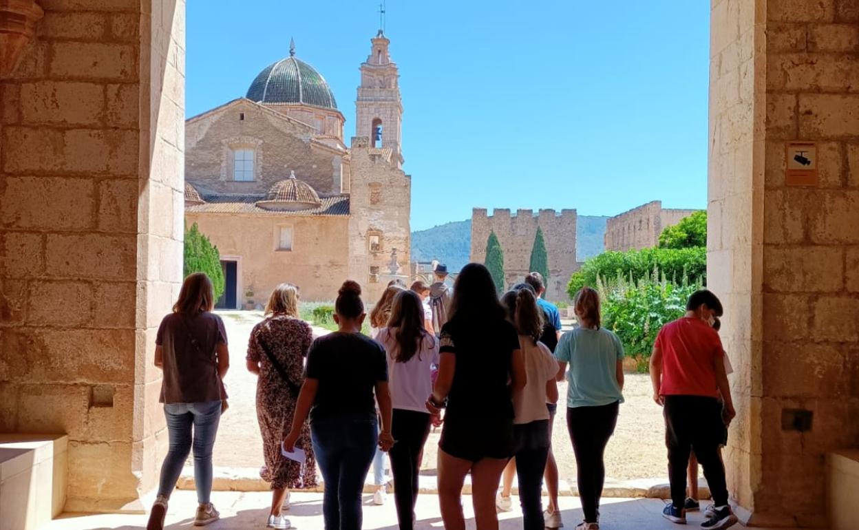 Estudiantes durante su entrada al Monestir de Simat. 